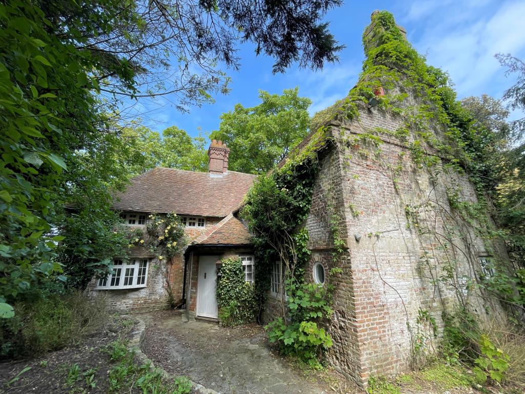 Lot: 107 - DETACHED PROPERTY IN GROUNDS OF 3.5 ACRES WITH OUTBUILDINGS, STABLES AND DILAPIDATED BARN - Detached period property in secluded location